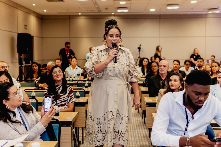Participante com microfone