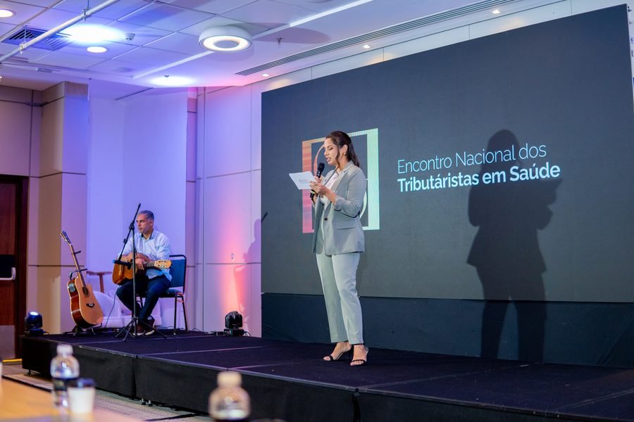Palco do ENTES com logo na tela